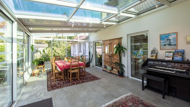 A conservatory with a dining area, a piano, and a wooden cabinet. - Charming room with private terrace and wifi in Saint-Benoît-sur-Loire (Saint-Benoît-sur-Loire)