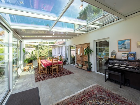 Interior. Charming room with private terrace and wifi in Saint-Benoît-sur-Loire