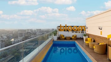 Piscine couverte, parasols de plage, chaises longues