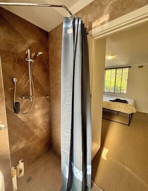 Hair dryer, towels - City Escape Getaway Subiaco 1Bedrm Unit (Subiaco)