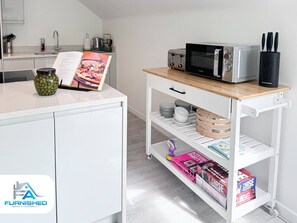 Een koelkast, een magnetron, een oven, een kookplaat