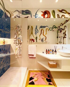 Dusche, Haartrockner, Bidet, Handtücher