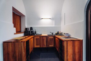 Cafetière/bouilloire, réfrigérateur, micro-ondes