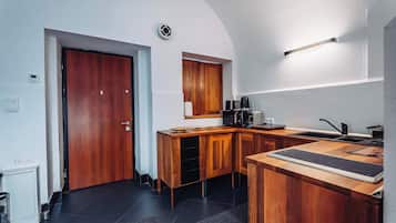 Una cocina moderna con armarios de madera, un microondas integrado y un lavamanos.