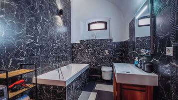 Ducha, secador de pelo y toallas