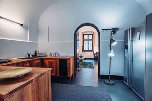 Cafetera y tetera, refrigerador, microondas y utensilios de cocina 