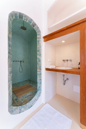 Douche, sèche-cheveux, bidet, serviettes fournies