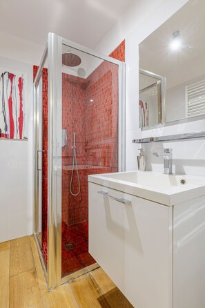 Douche, sèche-cheveux, bidet, serviettes fournies