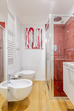 Douche, sèche-cheveux, bidet, serviettes fournies