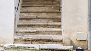 A stone staircase with a white archway leading to a room. - [salernostays] Central apt by duomo | Retro Vibes (Salerno)