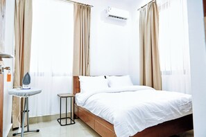 2 bedrooms, desk, iron/ironing board, WiFi