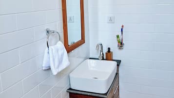 Douche, baignoire à jets, sèche-cheveux, bidet