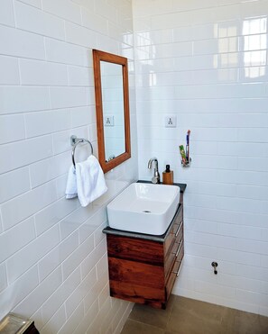 Regadera, tina de hidromasaje, secadora de cabello, bidet 