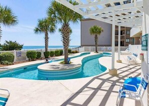 Una piscina techada, una piscina al aire libre