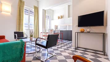 Appartement (2 Bedrooms) | Woonruimte | Een televisie