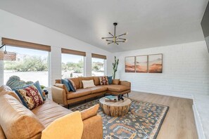 Smart TV, fireplace, video games, offices - Gorgeous 5br/3bath home with resort-like backyard (Tucson)