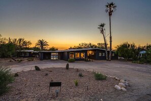 Exterior - Gorgeous 5br/3bath home with resort-like backyard  (Tucson)