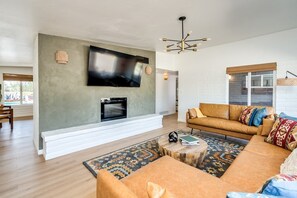 Smart TV, fireplace, video games, offices - Gorgeous 5br/3bath home with resort-like backyard  (Tucson)