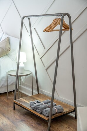 1 soverom, strykejern/-brett, internettilgang og sengetøy