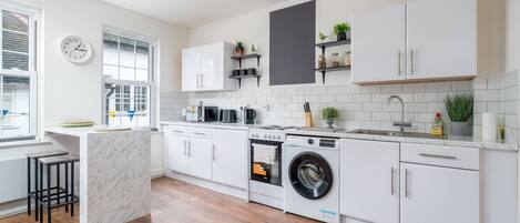 Refrigerador, microondas, horno, utensilios de cocina