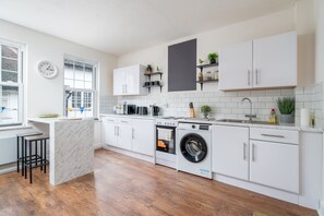 Kjøleskap, mikrobølgeovn, ovn og kjøkkenutstyr