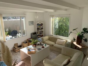 TV connectée, livres, écrans d'ordinateur