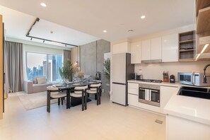 Departamento estándar, balcón, vista a la ciudad | Área de sala de estar