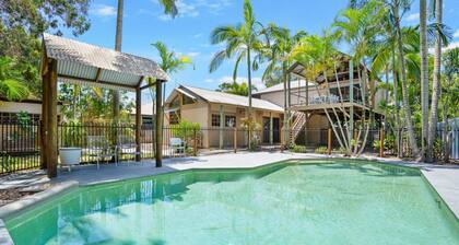 Driftwood - Rainbow Shores. Swimming pool, Wifi, beds made. Gorgeous home.