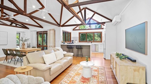 Driftwood - Rainbow Shores. Swimming pool, Wifi, beds made. Gorgeous home.