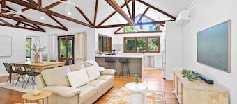 Driftwood - Rainbow Shores. Swimming pool, Wifi, beds made. Gorgeous home.
