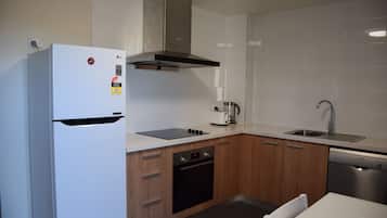 Frigorífico grande, microondas, horno y placa de cocina