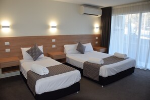 Chambre Triple Luxe, vue montagne | Bureau, espace de travail pour ordinateur portable