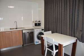In-room dining - Rainbow Motel Queanbeyan (Queanbeyan East)