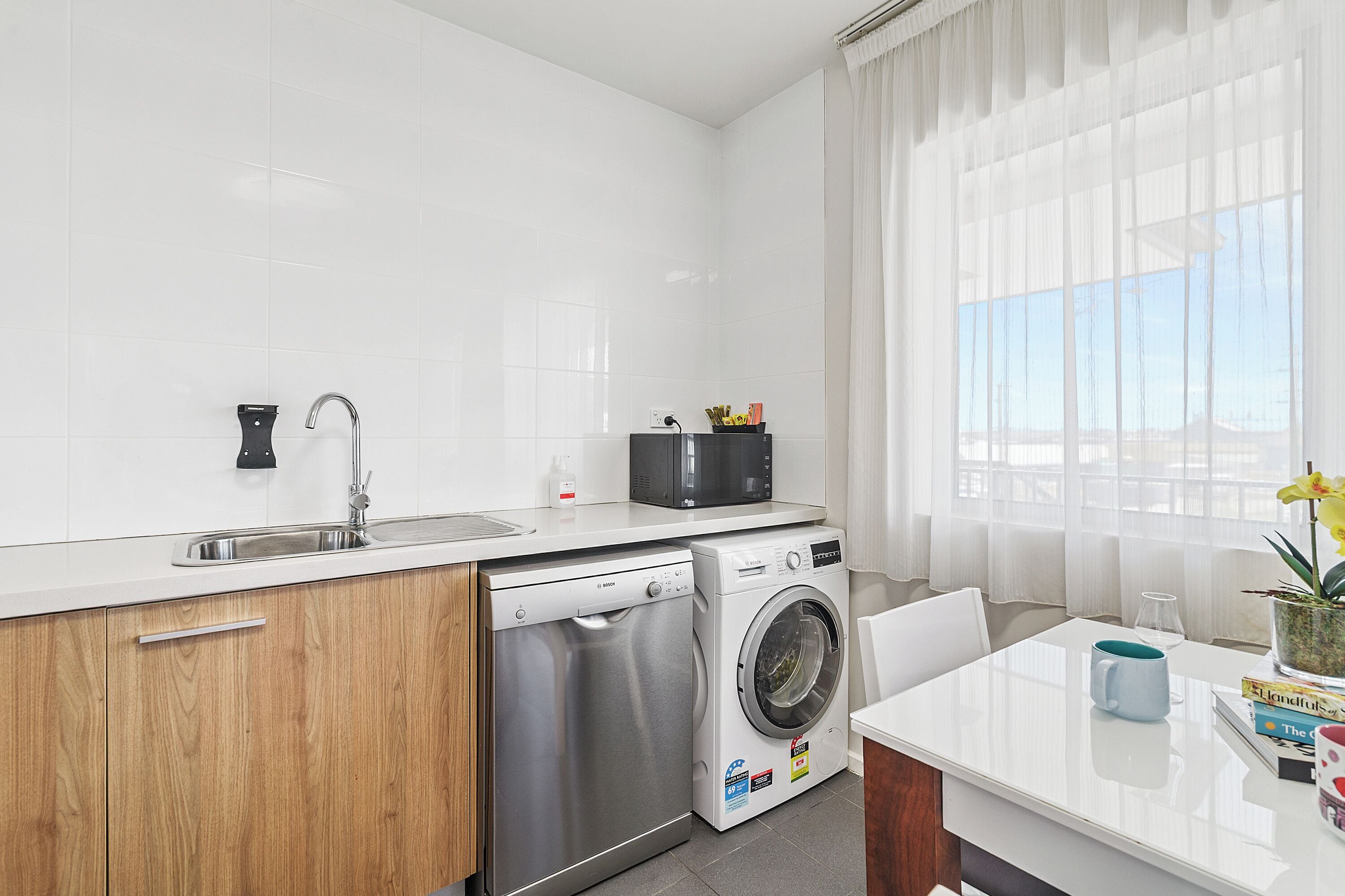 Full-sized fridge, microwave, oven, stovetop