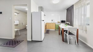 Full-size fridge, microwave, oven, stovetop - Rainbow Motel Queanbeyan (Queanbeyan East)