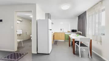 Großer Kühlschrank, Mikrowelle, Ofen, Herdplatte