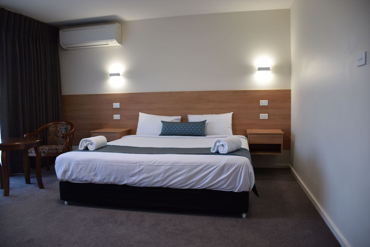 Chambre Double Luxe, 1 très grand lit, vue montagne | Bureau, espace de travail pour ordinateur portable