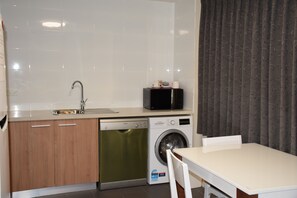 Frigorífico grande, microondas, horno y placa de cocina