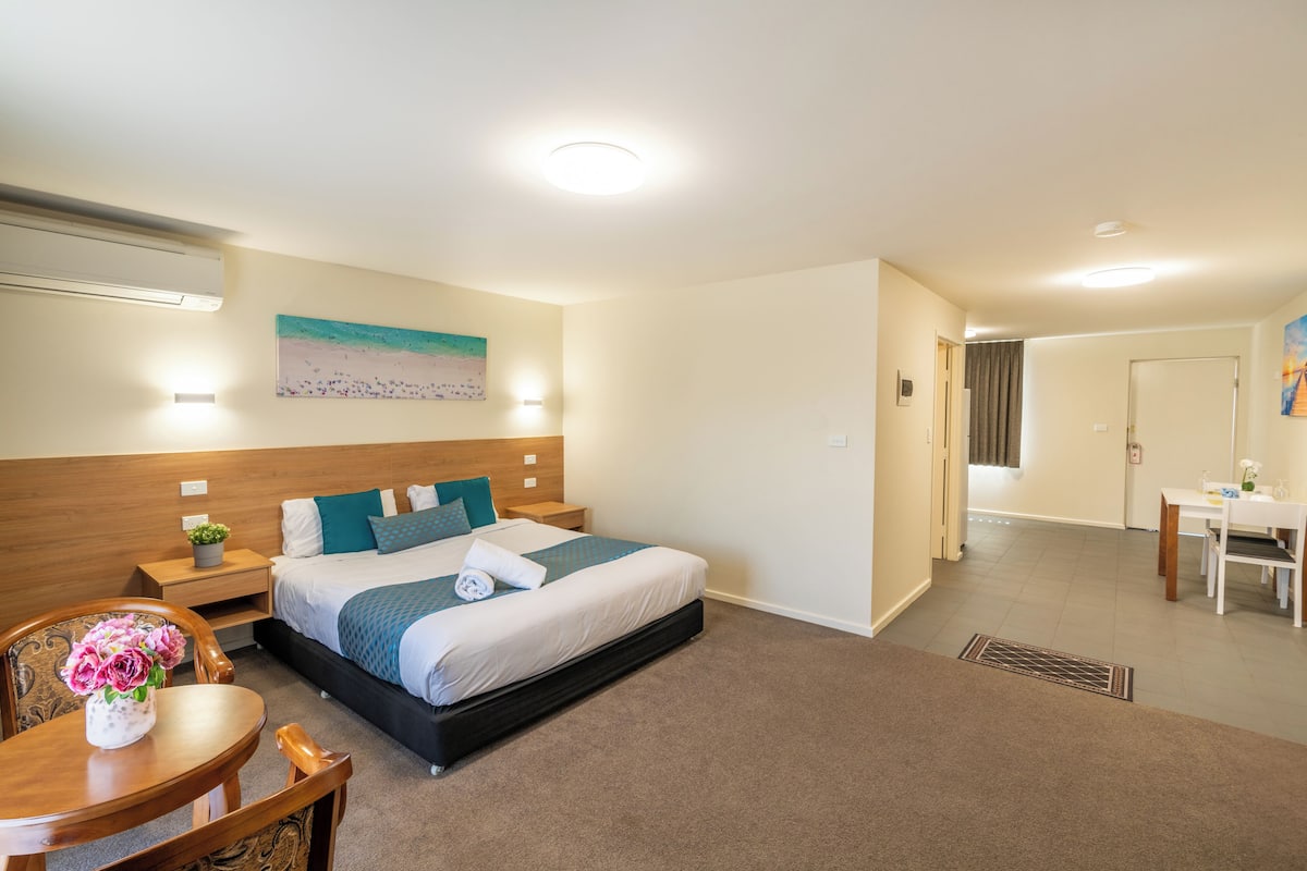 Luxury Double Room, 1 King Bed, Mountain View | Desk, laptop workspace, iron/ironing board, free WiFi