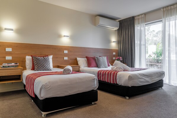 Escritorio y espacio para trabajar con un portátil