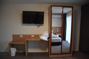 Television - Rainbow Motel Queanbeyan (Queanbeyan East)