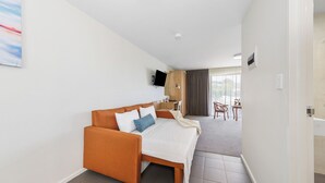 Luxury Triple Room | Desk, laptop workspace, soundproofing, iron/ironing board - Rainbow Motel Queanbeyan (Queanbeyan East)