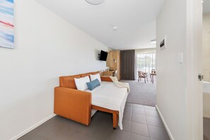 Luxury Triple Room | Desk, laptop workspace, soundproofing, iron/ironing board - Rainbow Motel Queanbeyan (Queanbeyan East)