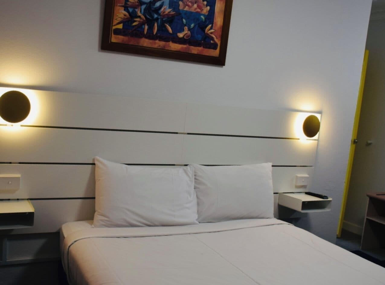 Dobbeltrom – standard | Skrivebord, skrivebord for bærbar PC og strykejern/-brett