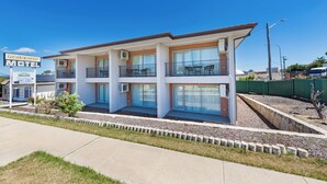 Exterior - Rainbow Motel Queanbeyan (Queanbeyan East)