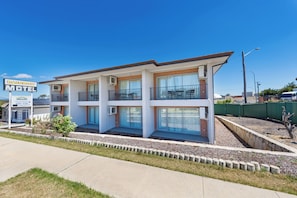 Exterior - Rainbow Motel Queanbeyan (Queanbeyan East)