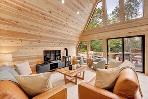 TV, video games - Apex A-Frame | Lake Access | Hot Tub | Fire Pit | Sleeps 16 (Blakeslee)