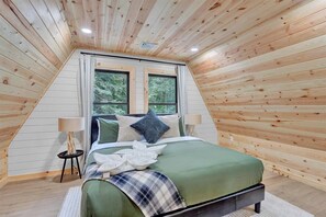 7 bedrooms, WiFi, bed sheets - Apex A-Frame | Lake Access | Hot Tub | Fire Pit | Sleeps 16 (Blakeslee)