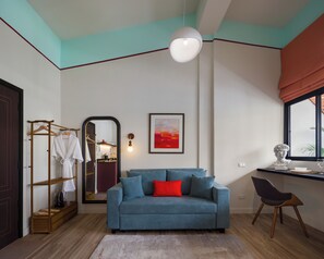 Studiosuite – design, 1 soverom, badekar, byutsikt | Safe på rommet, individuelt dekorert, individuelt innredet og skrivebord