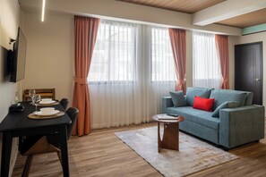 Studio – deluxe, 1 soverom, tekjøkken, bakgårdsutsikt | Safe på rommet, individuelt dekorert, individuelt innredet og skrivebord